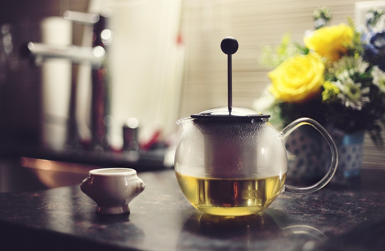 Aromatyczna zielona herbata trzymana w puszce na herbatę